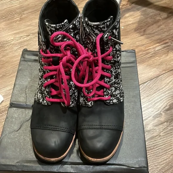 Sorel PDX Wedge Boot with Black and White Shaft and Hot Pink Laces Size 9 NIB💗🖤 - Picture 9 of 11